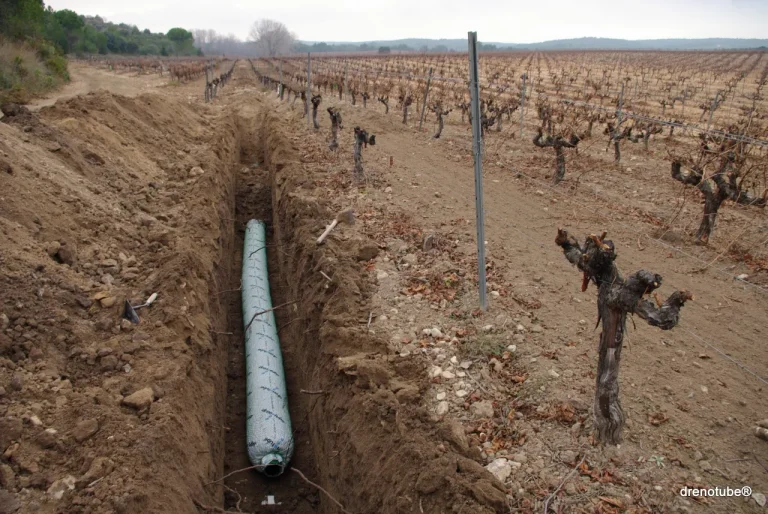 Tubos Drenotube usados en instalación de drenaje agrícola en viñedo